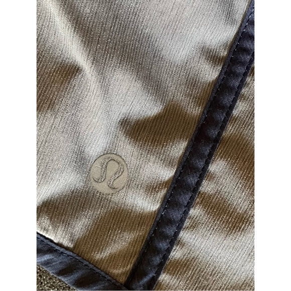 Lululemon athletica 2.5” Lined Running Shorts Gray with Navy Piping Size 6 RARE! - Picture 5 of 5